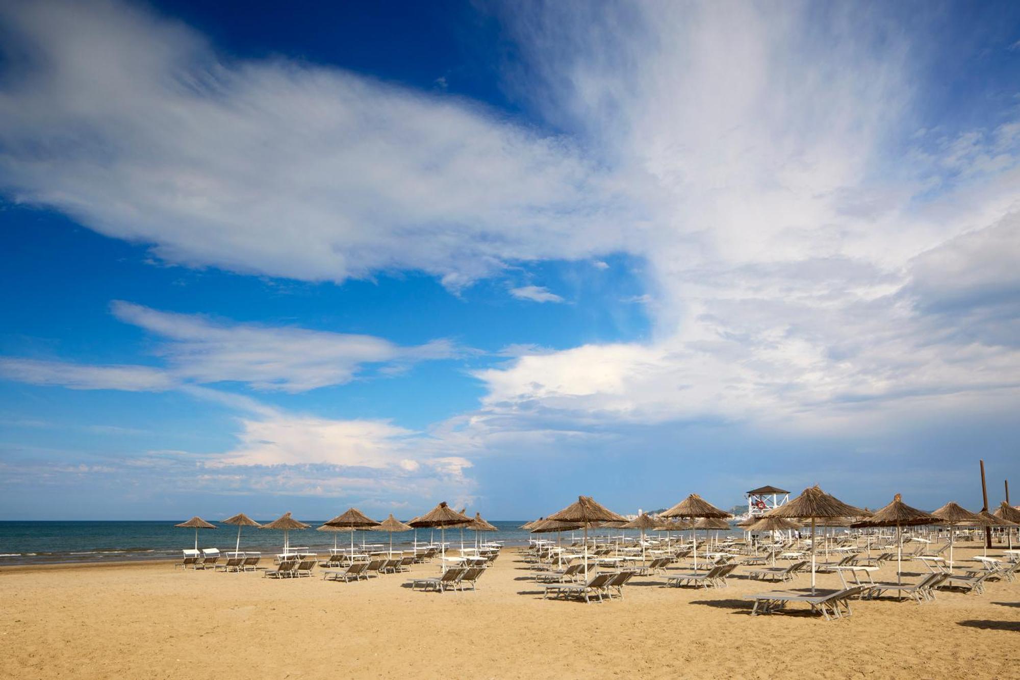 Hotel Sol Tropikal Durrës Esterno foto